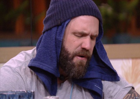 BBB18: Caruso assiste vídeo da família no almoço do Anjo e fica preocupado