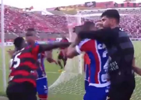  Clássico Bahia e Vitória tem briga violenta e termina com nove expulsos