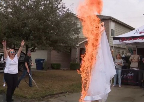 Para comemorar divórcio, mulher bota fogo em seu vestido de casamento