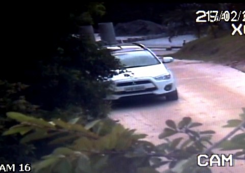 Bancária é presa em flagrante fazendo sexo oral em menino dentro de carro de luxo