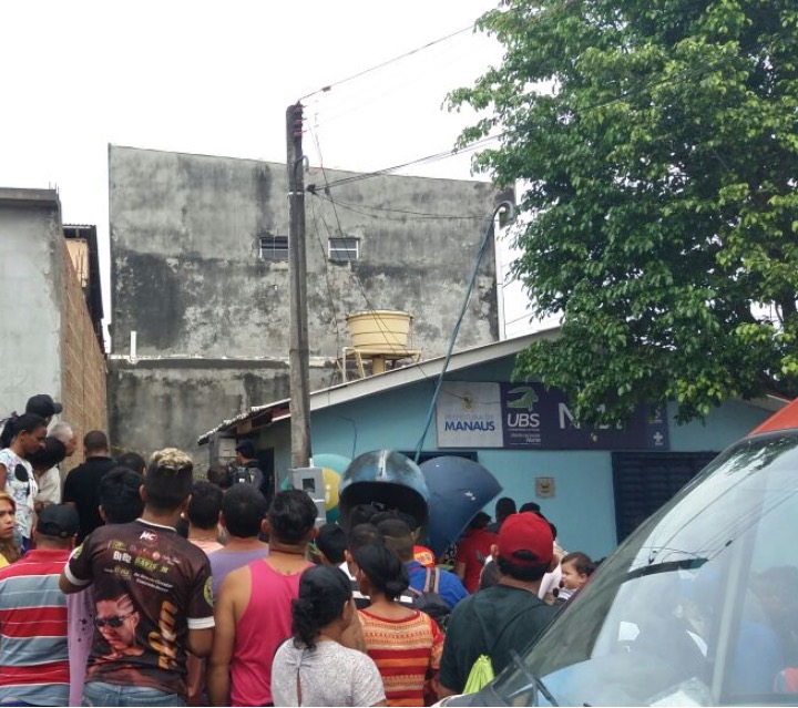 Nua, mulher é encontrada morta em terreno de UBS em Manaus