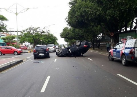 Carro capota em avenida de Manaus após colisão e deixa trânsito caótico