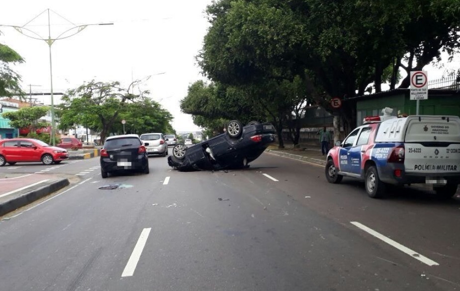 Carro capota em avenida de Manaus após colisão e deixa trânsito caótico