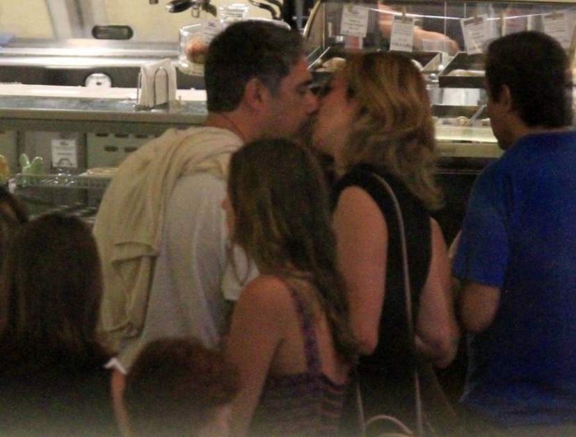 William Bonner é flagrado aos beijos com namorada em shopping