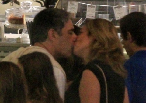 William Bonner é flagrado aos beijos com namorada em shopping