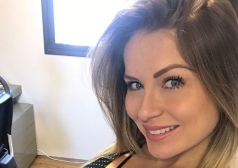 Ex-BBB Renatinha dá à luz e mostra rostinho da filha