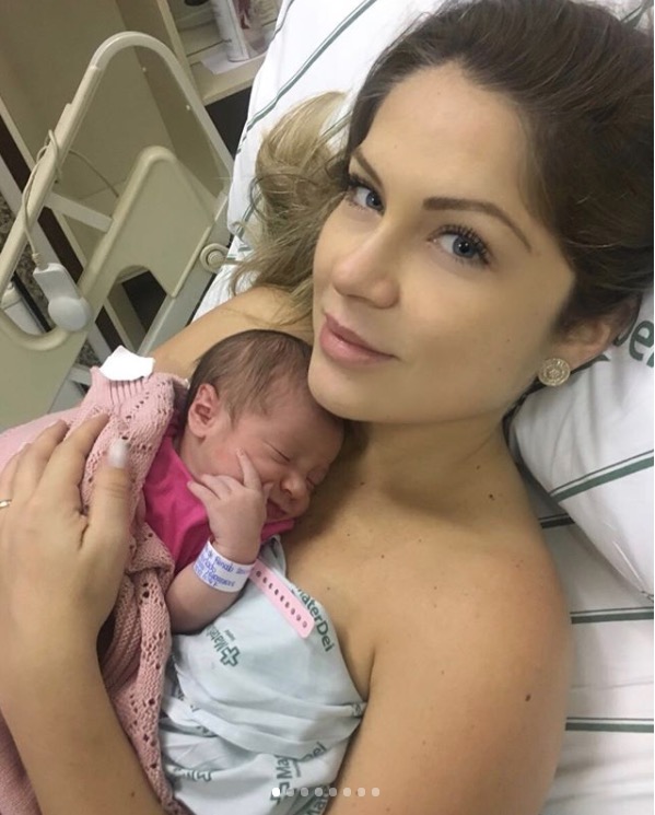 Ex-BBB Renatinha dá à luz e mostra rostinho da filha