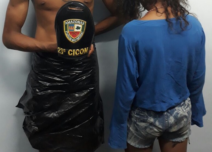 Enrolado em saco plástico, homem é preso com novinha tentando assaltar ônibus em Manaus