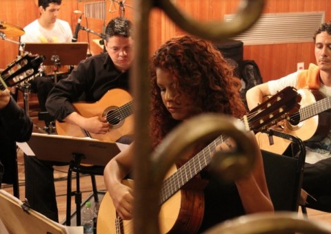  Orquestra de Violões apresenta 'Na Linha do Samba' no Teatro Amazonas
