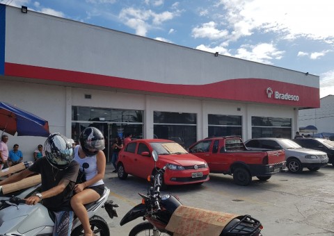 Empresário é baleado no pescoço durante assalto em ‘saidinha de banco' em Manaus