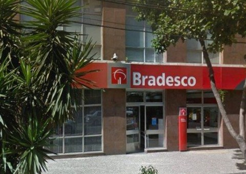 Policiais atiram por engano em vigilante de banco no Rio