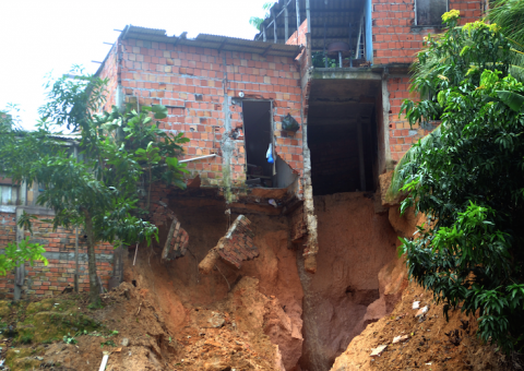 Adutora rompida que provocou destruição de várias residências passa por obras em Manaus