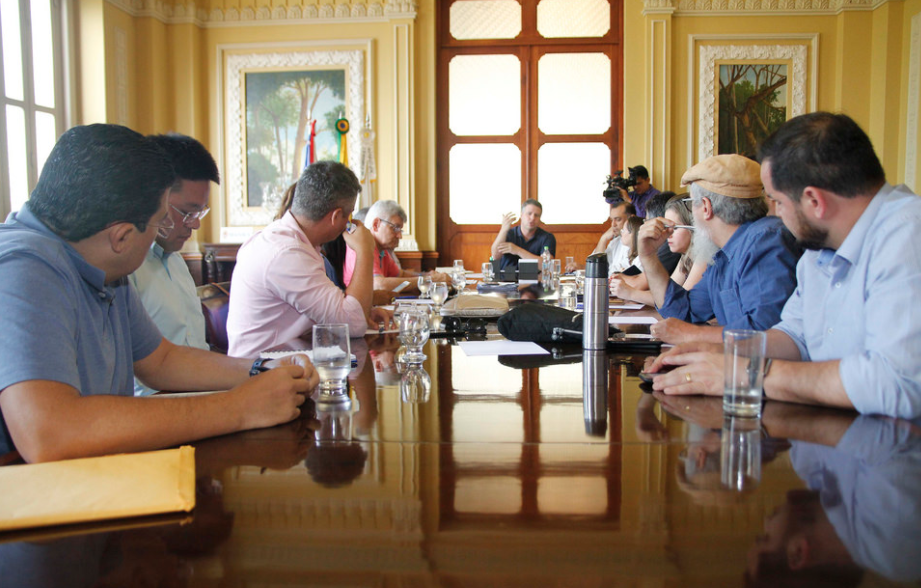 Arthur Bisneto reúne secretariado para tratar de ajustes administrativos