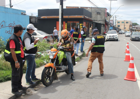 18 veículos são apreendidos por transporte irregular de passageiros em Manaus