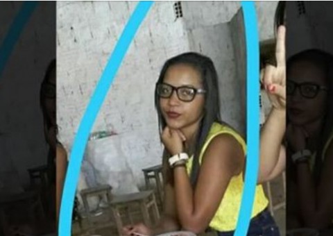 Jovem morre eletrocutada durante uso do celular na tomada