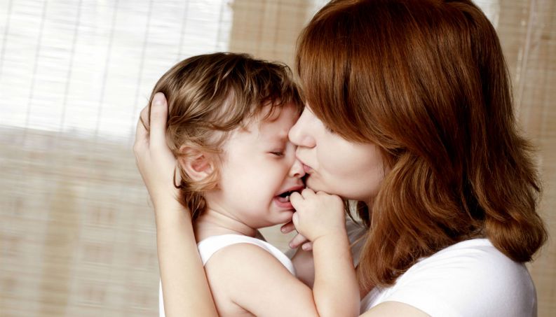 Beijo de mãe pode sim ajudar a 'curar' machucados, mostra estudo