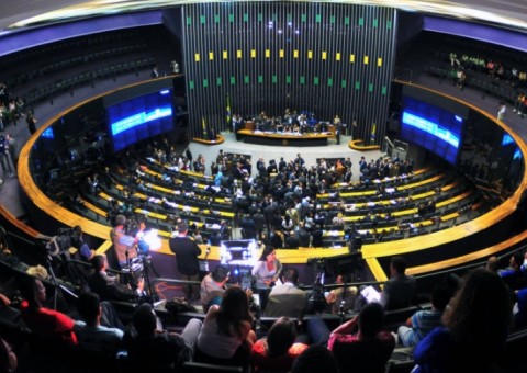 Câmara aprova decreto de intervenção no Rio; senadores votam medida nesta terça