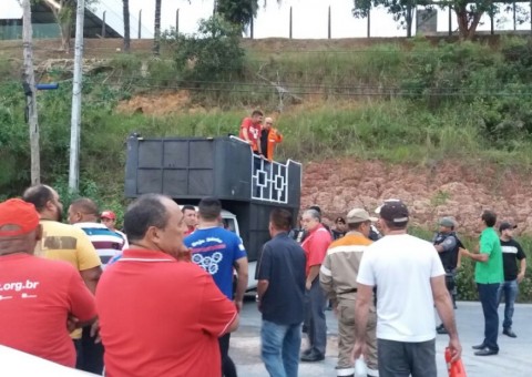 Trabalhadores fecham rua para protestar contra Reforma da Previdência em Manaus