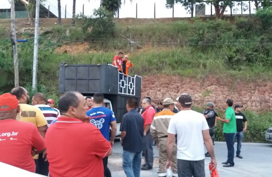 Trabalhadores fecham rua para protestar contra Reforma da Previdência em Manaus