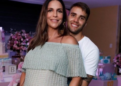 Ivete Sangalo posta foto amamentando as gêmeas Marina e Helena