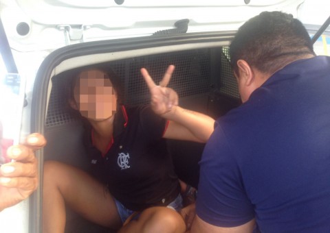 Com sinal de paz, adolescente é apreendida suspeita de tentar roubar taxista em Manaus