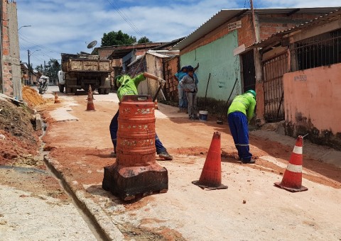 Rompimento de adutora deixa 7 famílias sem casa em Manaus