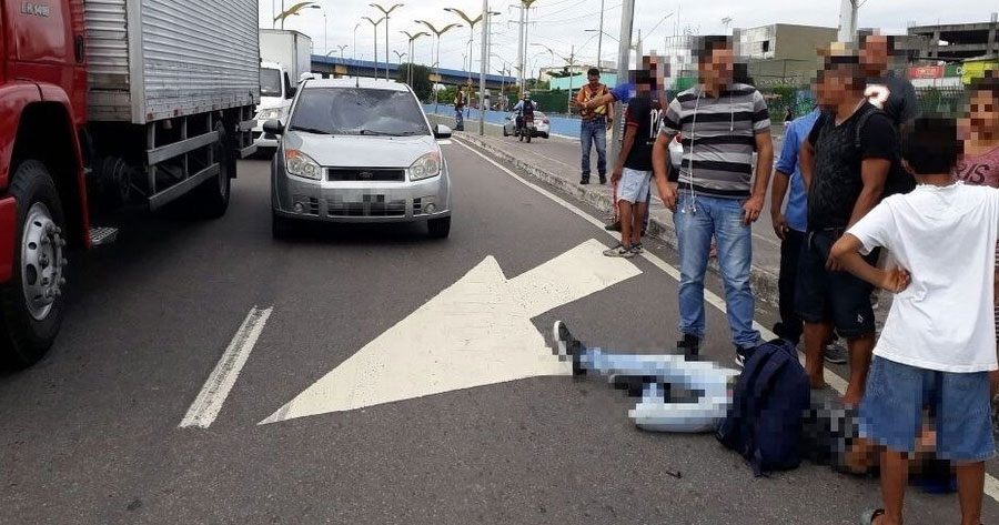 Adolescente é arremessado no chão após ser atropelado em Manaus