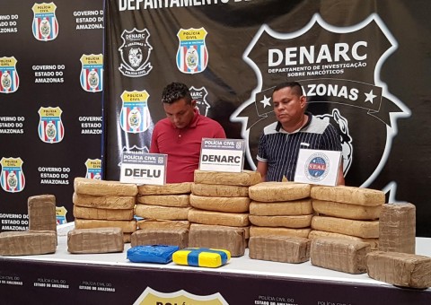 Tentando fugir, dupla é presa com 40kg de drogas dentro de embarcação em Manaus