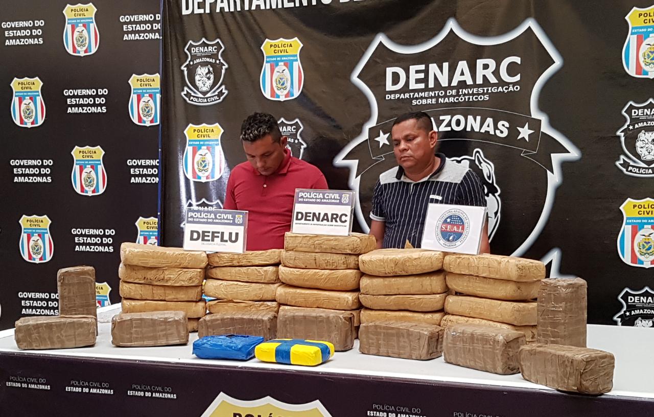 Tentando fugir, dupla é presa com 40kg de drogas dentro de embarcação em Manaus