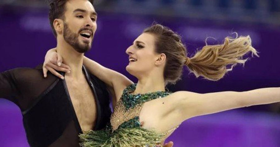 Seio de patinadora 'escapa' durante performance e foto viraliza