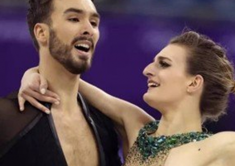 Seio de patinadora 'escapa' durante performance e foto viraliza