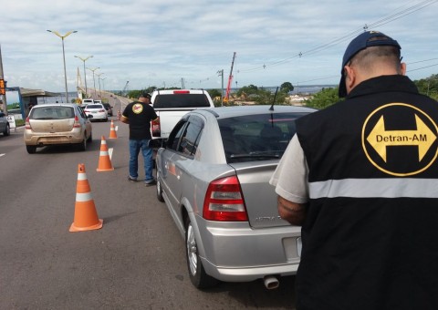 Motoristas são autuados e adolescente é apreendido durante blitz em ponte de Manaus