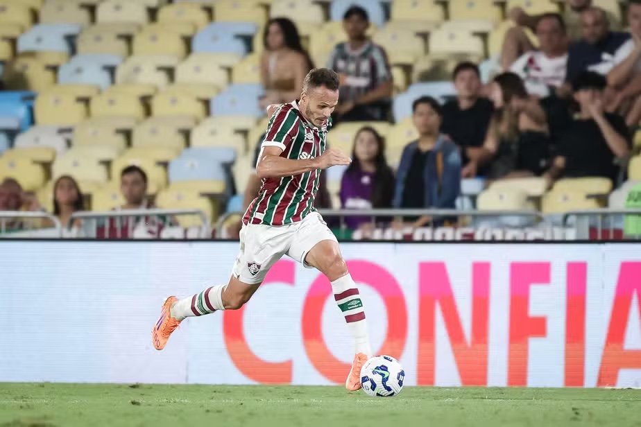 Em jogo atrasado, Fluminense vence Ceará com gol de falta de Renê