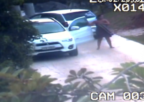 Em carro de luxo, bancária é flagrada fazendo sexo com menor 