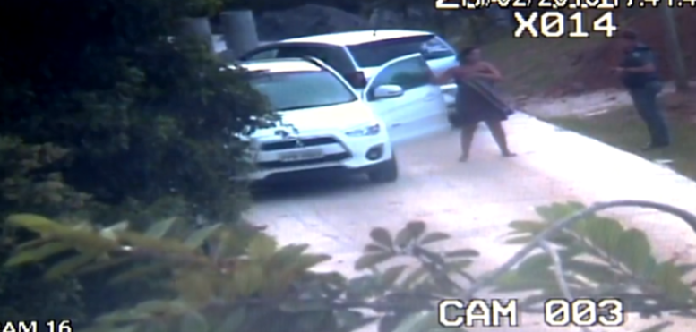 Em carro de luxo, bancária é flagrada fazendo sexo com menor 