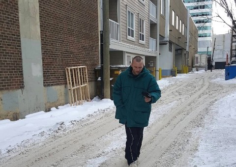 Mulher leva ladrão para tomar café após ter carteira roubada