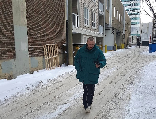 Mulher leva ladrão para tomar café após ter carteira roubada