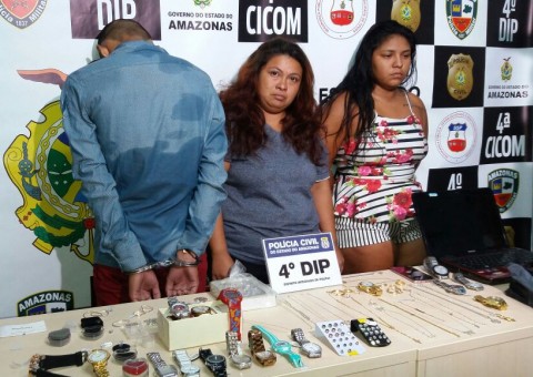 Mulheres são presas acusadas de receberem produtos roubados de loja em Manaus
