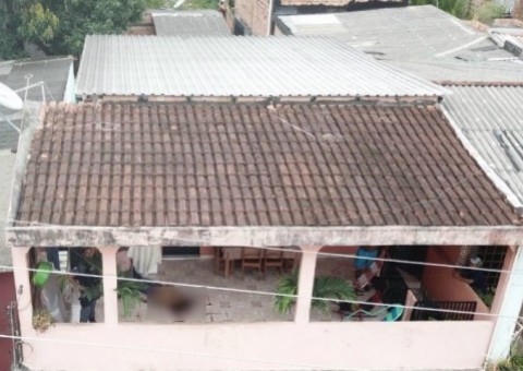 Homem morto após perseguição e tiroteio havia abandonado carro roubado em rua de Manaus