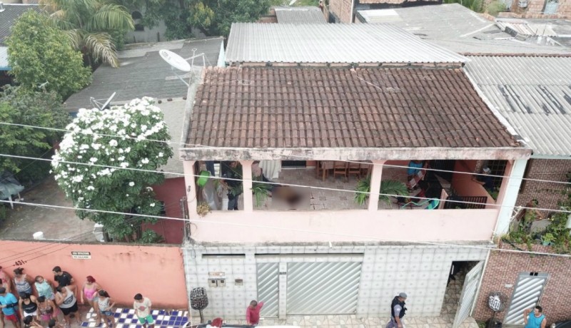 Homem morto após perseguição e tiroteio havia abandonado carro roubado em rua de Manaus