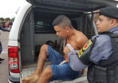 Homem é preso após destruir carro em acidente durante perseguição policial em Manaus