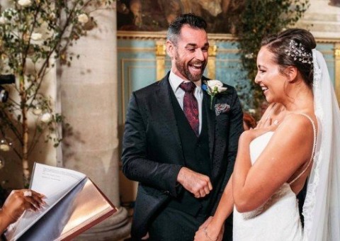 Mulher que se casou com desconhecido foge dele na lua de mel