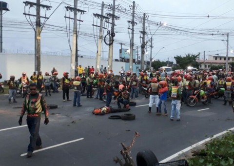 Mototaxistas fecham rotatória de Manaus em manifestação e trânsito fica caótico 