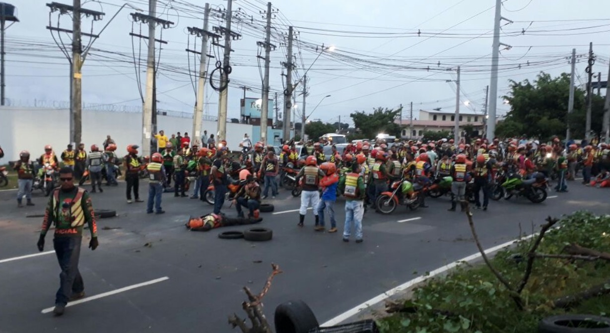 Mototaxistas fecham rotatória de Manaus em manifestação e trânsito fica caótico 