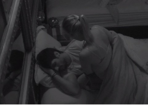 BBB18: Na cama, Jéssica tenta beijar Lucas na boca, mas é rejeitada 