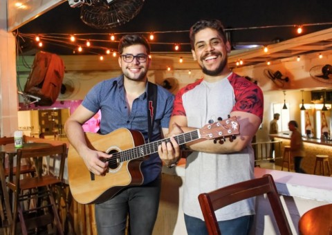 Karaokê com banda ao vivo agita o Axerito nesta quinta-feira