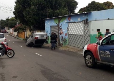 Acidente de trânsito deixa carro capotado em Manaus