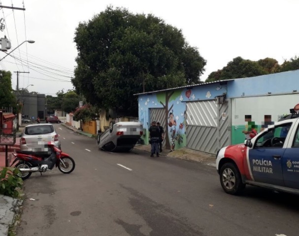 Acidente de trânsito deixa carro capotado em Manaus