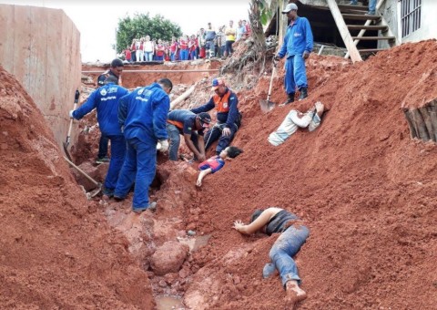 Defesa Civil do Médio Solimões simula desbarrancamento para treinar técnicas de situações de desastre