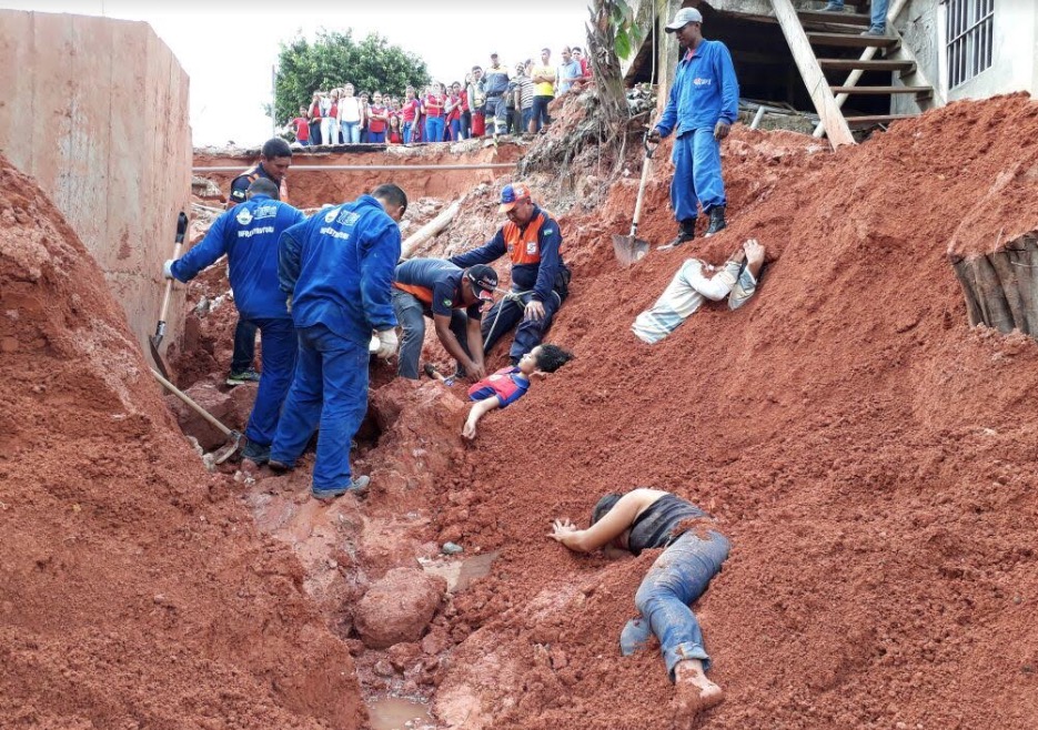Defesa Civil do Médio Solimões simula desbarrancamento para treinar técnicas de situações de desastre